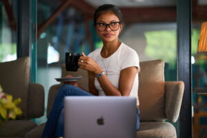 Frau arbeitet online und baut sich ein eigenes Einkommen auf